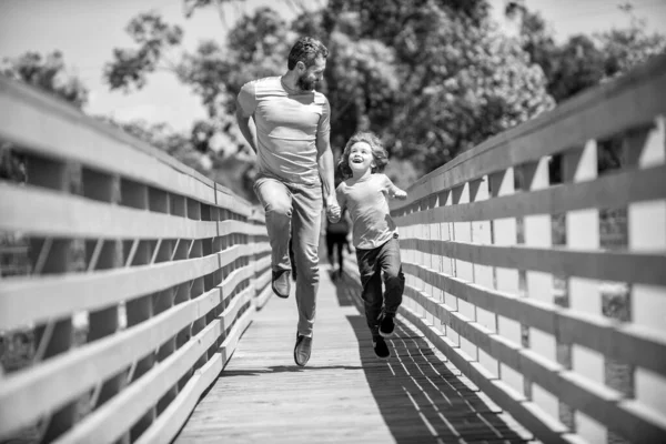 Papa Mit Kind Einem Sommertag Elternschaft Und Vaterschaft Vatertag Glücklicher — Stockfoto