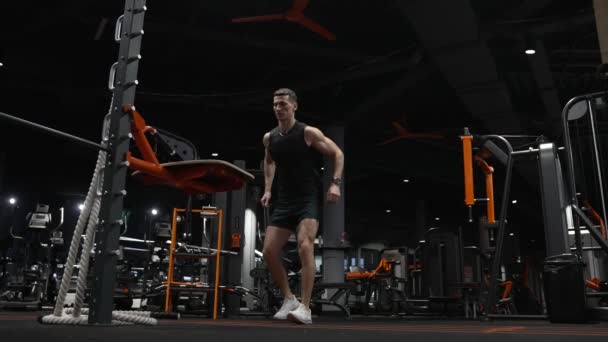 Мускулистый Спортсмен Прыгает Тренажерный Зал Тренировочный Прыжок Спортсмена Спортзале Фитнес — стоковое видео