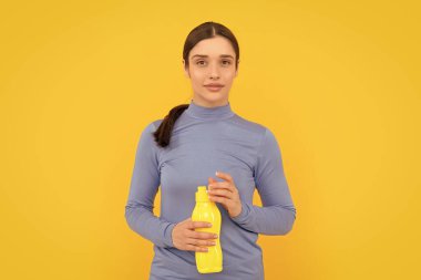 Sağlıklı bir yaşam tarzı. Vücuttaki su dengesi. Günde bir içki. Sıvı yeterliliği. Susuz kalma. Kadın maden suyu tutuyor. Susadım. Plastik şişeli genç kız..