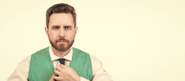 İnsan yüzü portresi, fotokopi alanı olan pankart. Resmi iş adamı beyazdan soyutlanmış. Kendine güvenen ve bıyıklı yakışıklı bir adam.