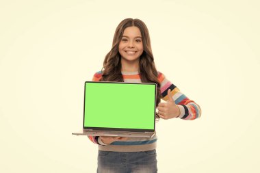 Buraya bak. Bilgisayarda okul sunumu. Çocuk video dersine hazır. Dizüstü bilgisayarı olan genç kız. Online eğitim. Okula dönüyorum. Webinar PC reklamı. Mutlu çocuk sunumu ürünü.