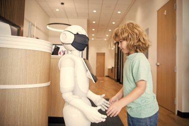 meşgul çocuk robot yapay zeka ile etkileşim, iletişim.