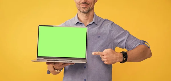 Prezentaci Počítači Office Manager Připraven Videokonferenci Muž Ukazuje Prstem Moderní — Stock fotografie