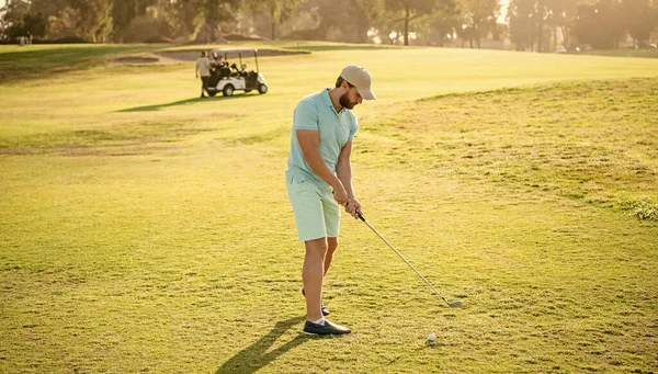 Jugador Golf Masculino Concentrado Campo Profesional Con Césped Verde Swing — Foto de Stock