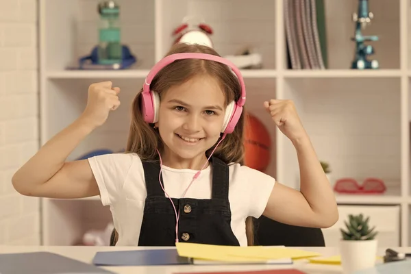 Επιτυχημένο Παιδί Ακούει Μουσική Στα Ακουστικά Στην Σχολική Τάξη — Φωτογραφία Αρχείου