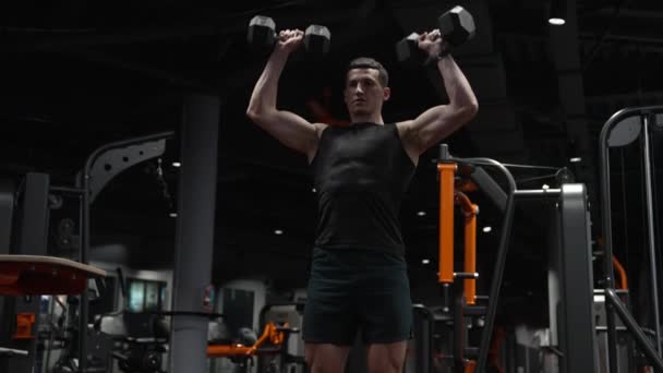 Muskulös Man Tränar Tyngdlyftning Sport Gym Med Hantel Tyngdlyftare Gymnastiksalen — Stockvideo