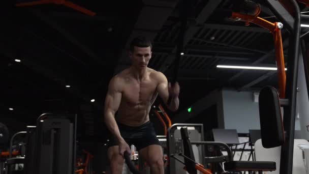 Sport Gym Muskulös Idrottare Utövar Sport Med Stridsrep Muskelträning Med — Stockvideo