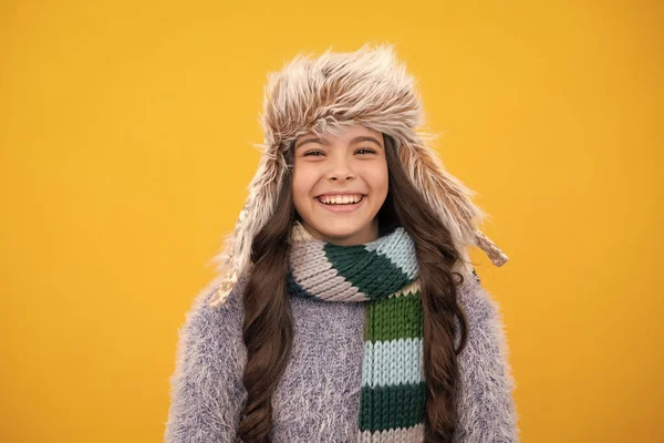 Gyönyörű Téli Gyerekportré Tini Lány Pózol Téli Pulóverben Kötött Kalap — Stock Fotó