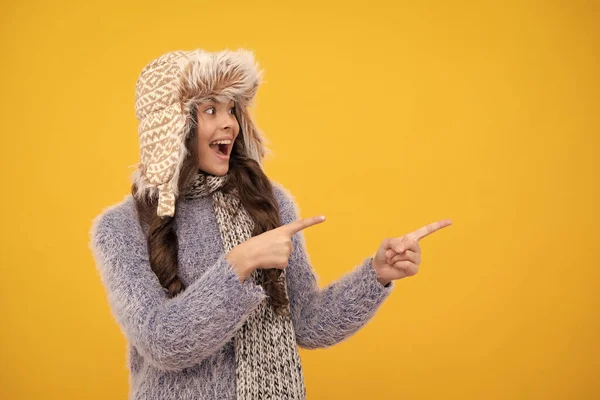 冬服や暖かい帽子の学校の女の子 冬休み 子供ファッションモデル 興奮したティーン女の子 — ストック写真