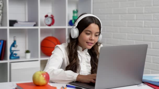 Χαρούμενο Παιδί Στα Ακουστικά Ξεκίνησε Σχολείο Online Μάθημα Τον Υπολογιστή — Αρχείο Βίντεο