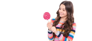 Beyaz arka planda izole edilmiş lolipop şekerli renkli kazaklı mutlu genç kız, şekerci..