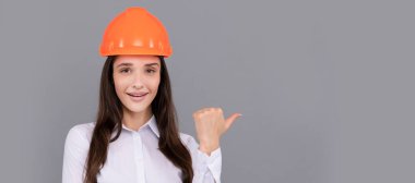 İzole edilmiş bir yüz portresi, taklit alanı olan bir afiş. Neşeli kadın işçi baş parmağını kaldırıyor. Kaliteli müfettiş kadın inşaat işçisi