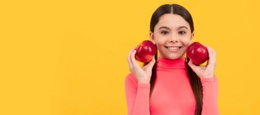 Çocukluk sağlığı. Doğal organik taze elma. sağlıklı bir hayat. diyet ve çocuk güzelliği. Elmalı çocuk portresi, yatay poster. Kopyalama alanı olan başlık