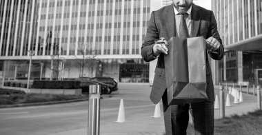 Erkekler günü. kopyalama alanı. Kırpılmış iş adamı paketi. Satış ve indirim. Ona sürpriz yapacağım. Sevgilim olur musun? Hediyesi olan yakışıklı adam. Girişimci doğum günü hediyesi taşır. Erkekler alışveriş torbasını tutar.