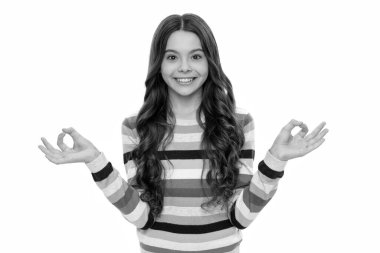 Mutlu kız çocuğu yoga yapıyor. Gyan Mudra yapıyor. Beyazlar üzerinde meditasyon yapıyor, meditasyon yapıyor..