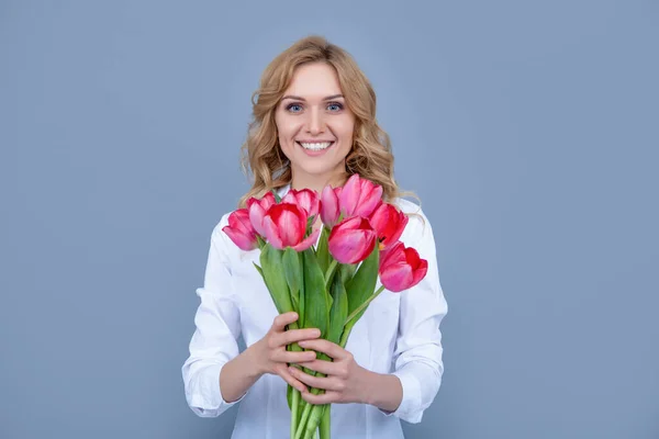 Gri Arka Planda Bahar Lale Çiçekleri Olan Mutlu Sarışın Kadın — Stok fotoğraf