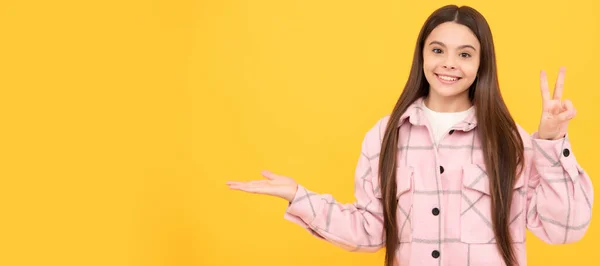 Happy Kid Meisje Dragen Roze Geruite Shirt Presenteren Product Kopiëren — Stockfoto