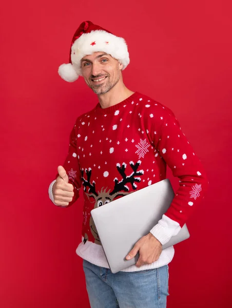 Santa Freelancer Con Laptop Hombre Guapo Suéter Invierno Sombrero Santa —  Fotos de Stock
