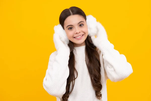 Мода Щаслива Молода Жінка Зимових Теплих Вухах Светр Розважається Барвистому — стокове фото