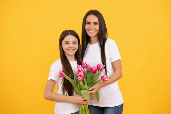 幸福的母亲和女儿 黄色背景的郁金香花 — 图库照片
