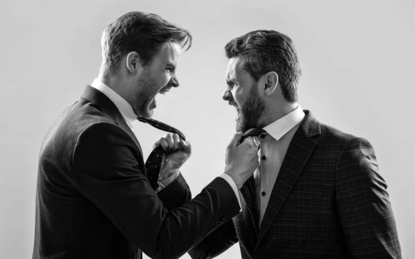 两个同事有分歧和冲突 商人们面对面 不尊重和矛盾 商业伙伴相互指责 争论的商人 不满的男人讨论失败 — 图库照片