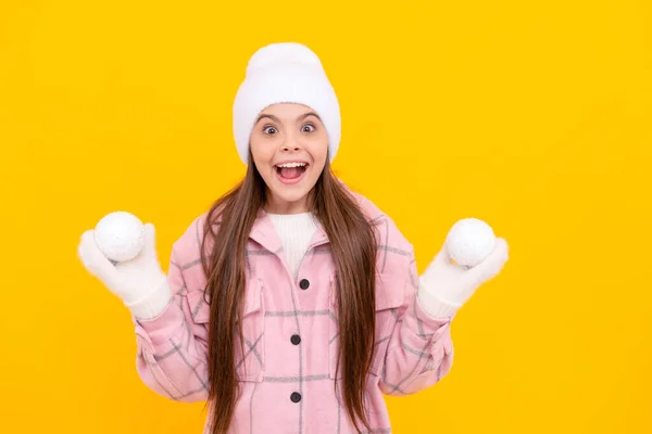 帽子の子供を驚かせ黄色の背景で雪玉を演奏するミトン子供時代 — ストック写真