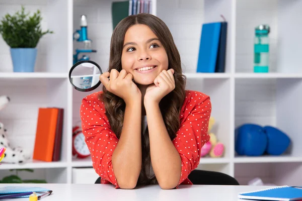Teenager Schulmädchen Mit Lupe Wissen Glückliches Schulmädchen Positive Und Lächelnde — Stockfoto