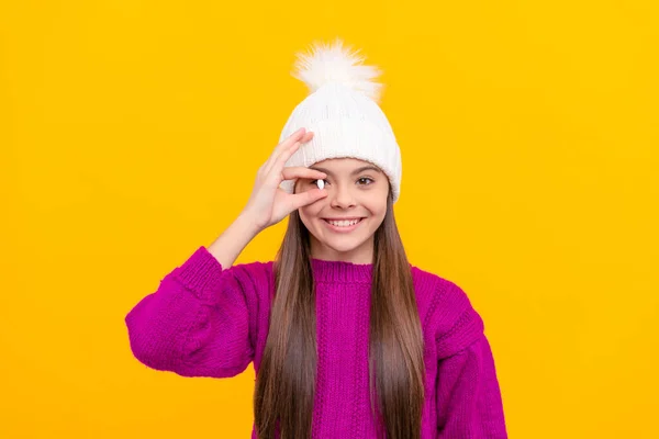 Bambino Cappello Invernale Mostrando Pillola Integratore Alimentare Teen Girl Con — Foto Stock