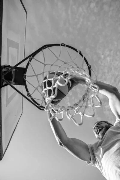 在球场上打篮球的成功人士 职业篮球运动员在室外训练 那家伙有运动动机 体育和业余爱好 把水倒在篮子里 扣篮在运动中扣篮 暑期活动 — 图库照片