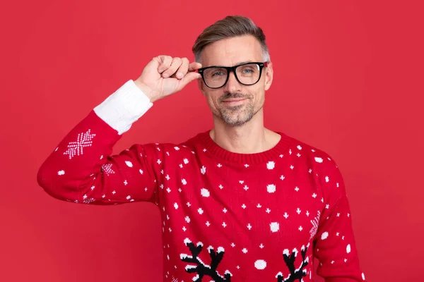 Hombre Feliz Suéter Invierno Gafas Chico Navidad Sobre Fondo Rojo —  Fotos de Stock