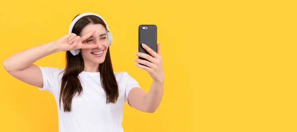 Femme Positive Chemise Blanche Dans Les Écouteurs Faire Selfie Téléphone — Photo