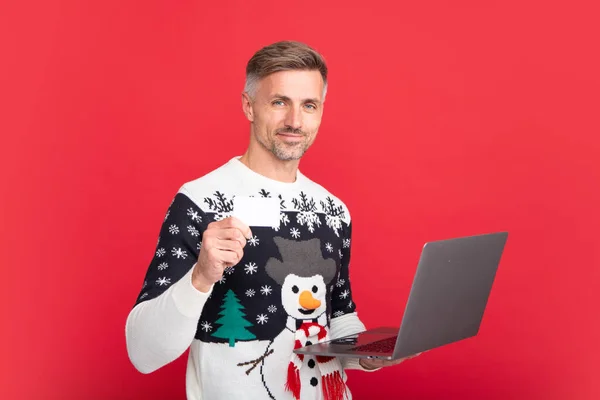Zimowy Biznesmen Laptopem Kartą Kredytową Mężczyzna Świątecznym Swetrze Kapeluszu Kolorowym — Zdjęcie stockowe