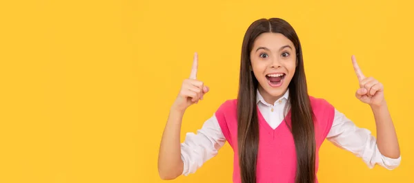 Niesamowite Nastolatka Szkoła Dziewczyna Długimi Włosami Inspirowane Pomysł Żółtym Tle — Zdjęcie stockowe