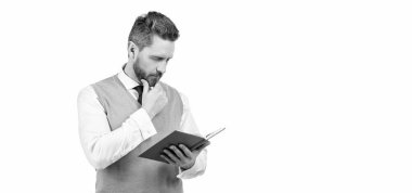 Patron iş raporunu incelemeye hazır. Beyazlar izole edilmiş. Olgun adam planlayıcısı. kopyalama alanı. Ajanda. İş adamı defter okur. Not defteriyle başarılı bir CEO. Meşgul adam işini planlıyor..