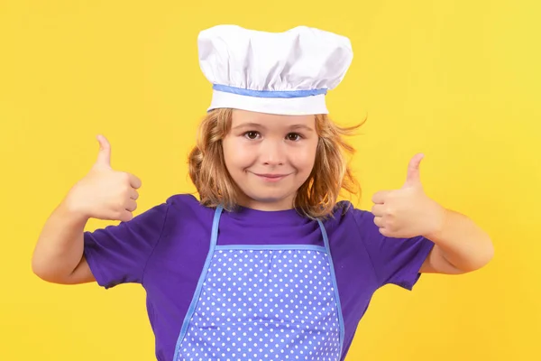 キッドシェフ料理人スタジオポートレート 子供の料理 エプロンとシェフの帽子の子供の男の子 — ストック写真