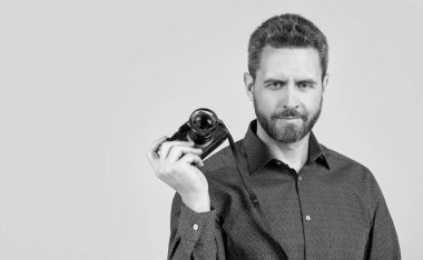 Hepsini yakalayın. Usta fotoğrafçı gri arka plan. Fotoğrafçı, fotoğraf makinesini tut. Amatör ve profesyonel fotoğrafçılık. Çekim seansı. Fotoşop. Her tıklamada kalite, kopyalama alanı.