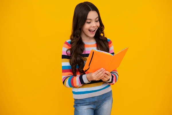 Дівчинка Підліток Книжками Школярка Студентка Щасливий Підліток Позитивні Усміхнені Емоції — стокове фото