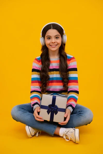 Happy Teenage Girl Teenager Child Holding Gift Box Isolated Yellow — 스톡 사진
