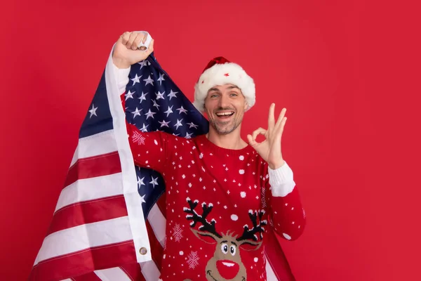 Der Weihnachtsmann Hält Die Amerikanische Flagge Hoch Weihnachten Den Vereinigten — Stockfoto