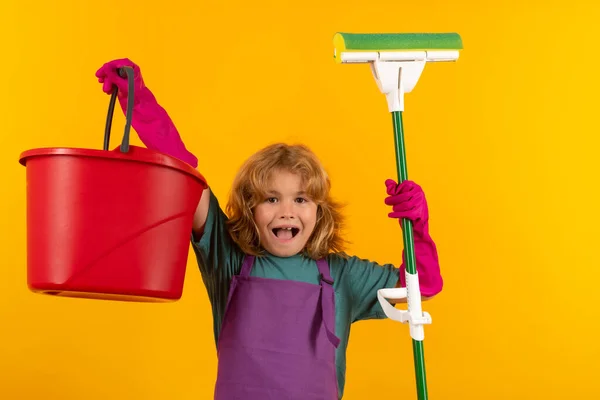 Καθαριστήριο Στούντιο Απομονωμένο Πορτρέτο Του Παιδιού Σφουγγάρισμα Σπίτι Τον Καθαρισμό — Φωτογραφία Αρχείου