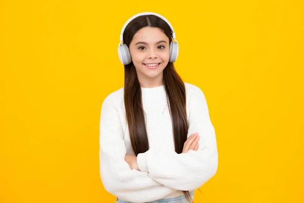 Kulaklıklı Genç Kız Müzik Dinler Kablosuz Kulaklık Cihazı Aksesuarı Çocuk — Stok fotoğraf