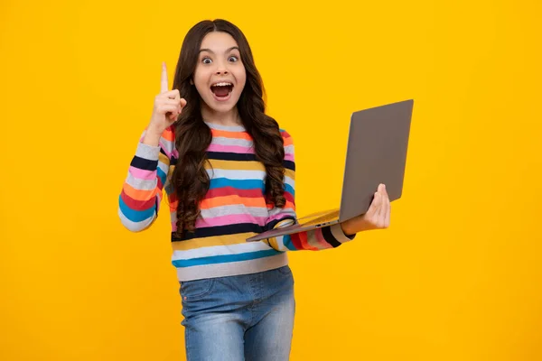 Adolescente Espantoso Volta Escola Menina Escola Adolescente Com Computador Portátil — Fotografia de Stock