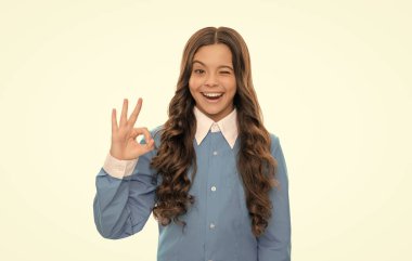 Göz kırpan uzun kıvırcık saçlar beyaz gösteride izole edilmiş Tamam jest, güzellik.