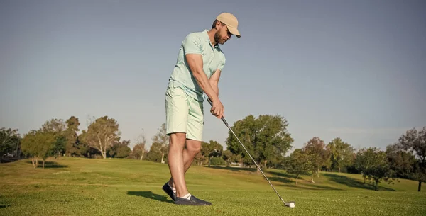 Desportivo Homem Jogar Golfe Jogo Grama Verde Campo Golfe — Fotografia de Stock