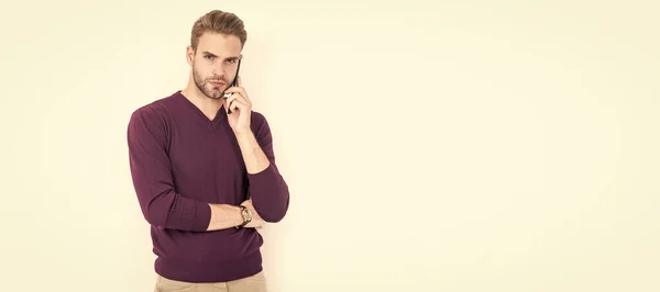 Moderne Man Casual Fashion Stijl Praten Mobiele Telefoon Geïsoleerd Wit — Stockfoto