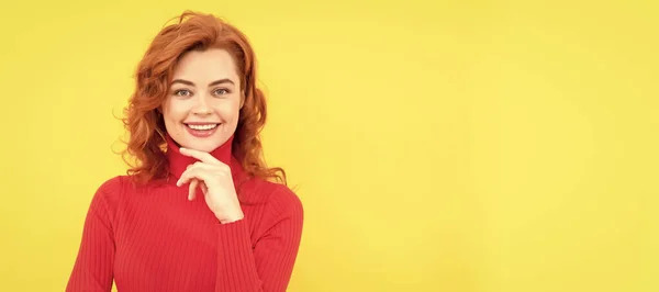 Πορτρέτο Του Όμορφη Χαρούμενη Κοκκινομάλλα Κορίτσι Σγουρά Μαλλιά Χαμογελώντας Κοιτάζοντας — Φωτογραφία Αρχείου