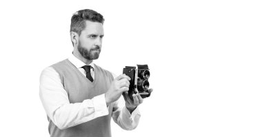 Retro kamera ürünü sunan adam beyaz arkaplanda izole edilmiş, kopyalama alanı, fotoğraf çekme.