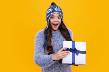 Heyecanlı genç kız. Hediye kutusu olan ergen bir çocuk. Tatil hediyesi. Mutlu yıllar, Sevgililer Günü, Yeni Yıl ya da Noel. Çocuk hediye kutusunu tut