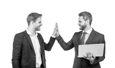İki erkek işadamı başarılı bir anlaşmadan sonra beş veriyor dizüstü bilgisayar ve ortaklık..