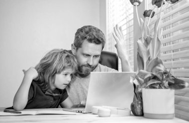 Çocuk özel öğretmeniyle ödev yapıyor. Webinar video dersi. Bilgisayarda online eğitim. Evde eğitim ve para kazanmak. Okula dönüyorum. Baba ve oğlunun evde bilgisayar teknolojisi kullanması hayret verici. aile günlüğü.